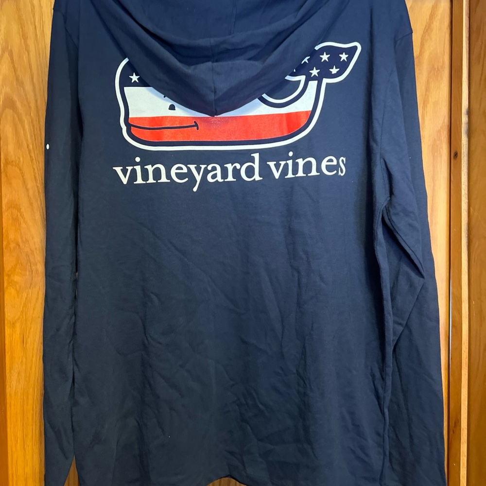 Vineyard Vines Hooded T Shirt Mens Medium Blue USA Flag Whale Long-Sleeve NWT - Picture 4 of 4